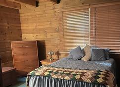 Newly est. cabin close to trails, gas and great food! - Williamson - Yatak Odası