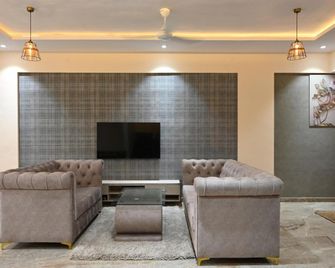 Royal Adam's Resort And Hotel - Karjat - Lounge