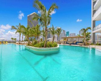 Luxury Condo in Downtown Miami - Miami - Pool