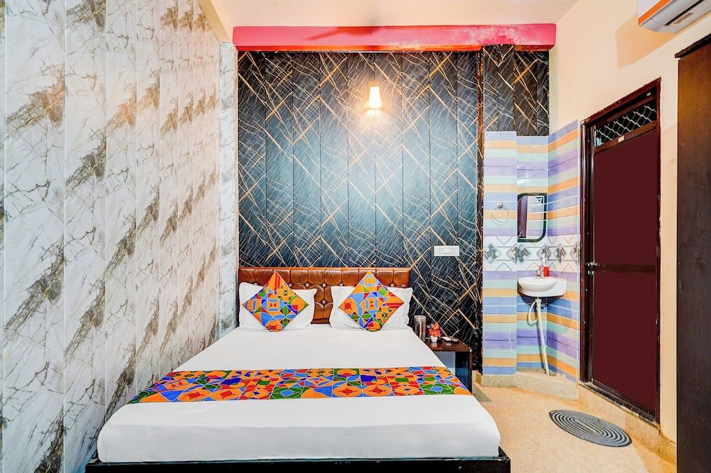 FabHotel Chandra Dreams - 600m from Banaras Railway Station - ורנאסי - חדר שינה