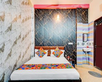 FabHotel Chandra Dreams - 600m from Banaras Railway Station - Варанасі - Спальня
