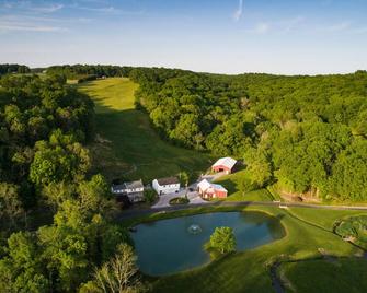 Barn Retreat with hot tub and patio! - Stewartstown - Piscina