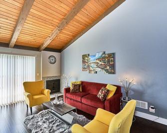 Southcenter Condo in Great Location! ~ Minutes Away From Seattle And SeaTac - Tukwila - Living room