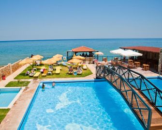 Ekavi Hotel Apartments - Sfakaki - Piscina