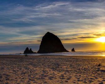 Dog-Friendly Beach Cottage with Free WiFi - a Block from Beach - Cannon Beach