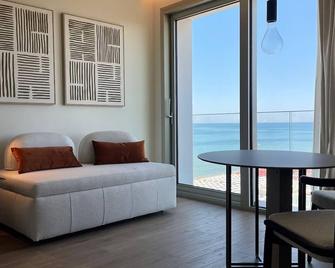 Opera Suite Hotel Pesaro - Pesaro - Pokój dzienny