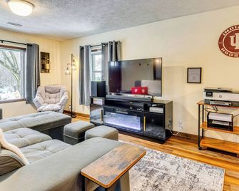 1 Mi to IU: Hoosier Home w/ Fire Pit & Fenced Yard - Bloomington - Living room