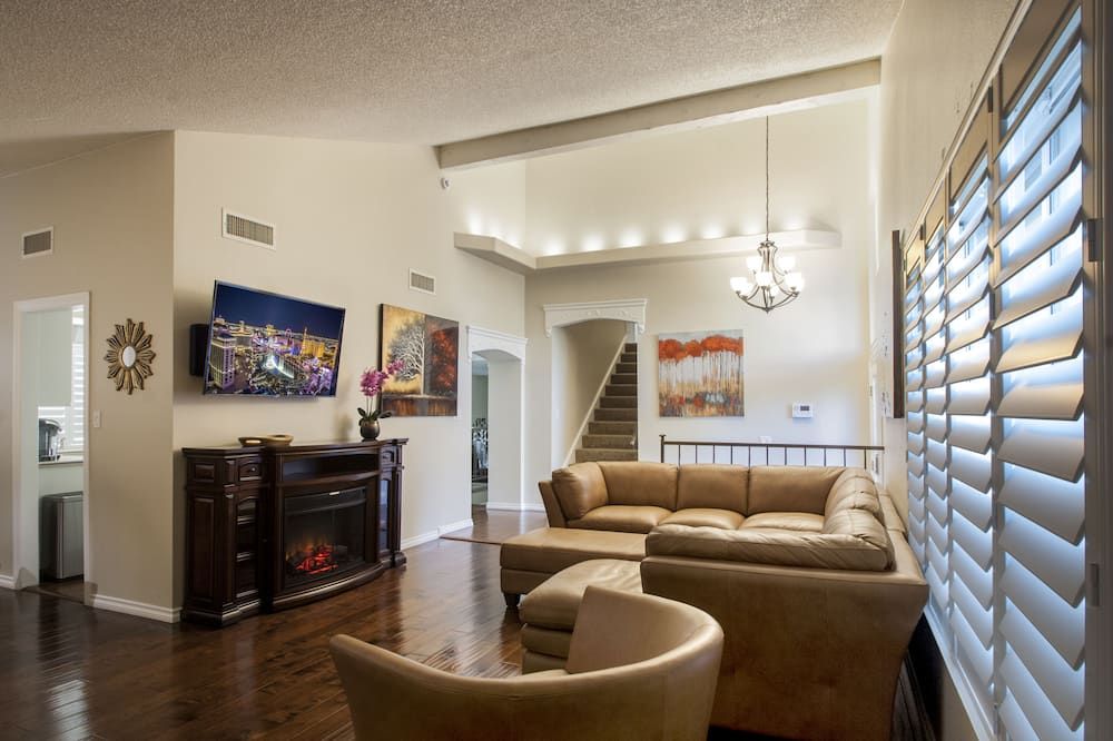 Just Listed! - Beautiful 4 Bed 3 Bath Close To Strip W/pool/spa/gameroom - לאס וגאס - סלון