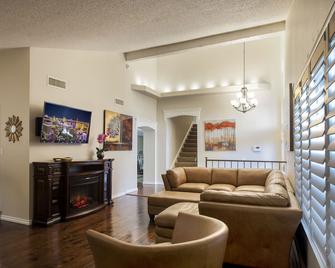 Just Listed! - Beautiful 4 Bed 3 Bath Close To Strip W/pool/spa/gameroom - Las Vegas - Sala de estar