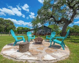 Peaceful Lower Downtown Bandera, King Bed, Pet Friendly w/ Large Fenced Yard! - Bandera - Patio