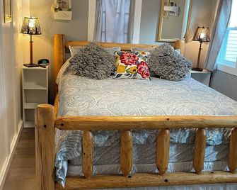 200 Ft. from the Lake! Includes kayak & 4 man Paddle Boat-Long term avail. - Houghton Lake