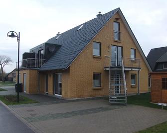 'Bothmer Castle': Apartment for up to 5 guests (with extra bed) & pets - Süderholz - Edificio