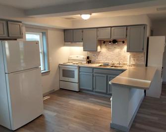 3 Bedroom 2 Bath House for short term rentals. Ski, bike, golf, boat and hike! - Fair Haven - Cocina