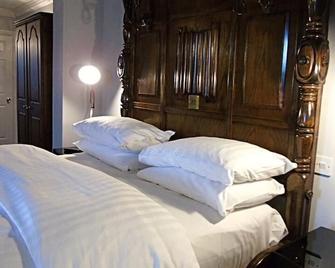 The Lion Hotel - Belper - Bedroom