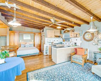 Serene & Relaxing Coastal Home W/ Free Wifi, Deck, Enclosed Yard, & Ocean Views - Mendocino - Bedroom