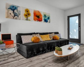 Remodeled Modern Private Guest House Pet Ok - Los Angeles - Living room
