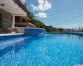 Family Retreat Bozovic - Budva - Pool