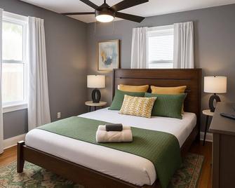 Chic House Large Patio, 6min To Market, 5min Eats - High Point - Bedroom