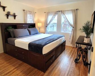 Spacious 3 bedroom apt. Walk to markets, Game console, 10 min to Rodeo Drive! - Beverly Hills - Bedroom