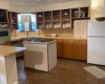 Family Friendly Farmhouse - Mena - Kitchen