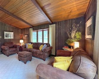 Secluded Setting On French Creek In The Southern Black Hills - Custer - Obývací pokoj