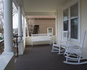 Beautiful Studio for Traveling Professionals or New to Reno Residents - Reno - Balcony