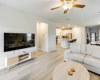 Pool Access Modern Retreat in Lowry Cros - Princeton - Living room