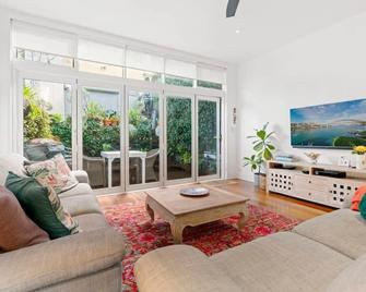 Bright Home in Trendy Newtown close to the Park - 시드니 - 거실