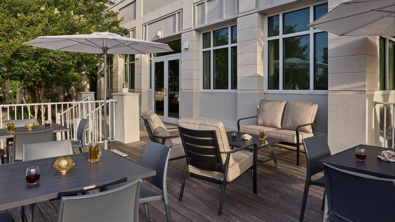 Holiday Inn Express & Suites Charleston Dwtn -Westedge, An IHG Hotel