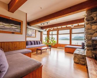 Whalers Guesthouse - Tofino - Living room
