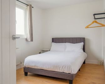 Modern Home with Games Room, Watford - Watford - Soveværelse