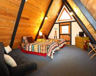 River In Your Front Yard!/Suspended Fireplace/Perfect For Families & Groups/Pets - Red River - Bedroom