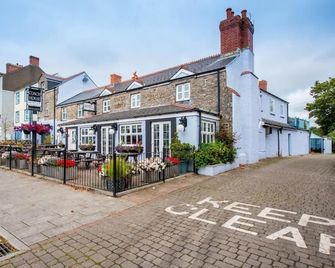 The Coach House Hotel - Pembroke - Außenansicht