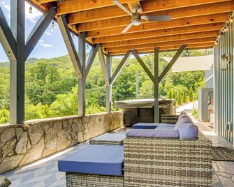Comfy Asheville Vacation Rental with Hot Tub! - Asheville - Balcony