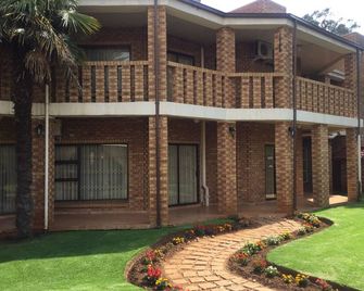 Lapeng Village Guesthouse - Benoni - Edificio