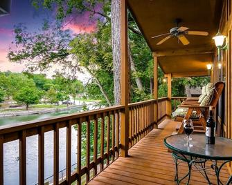 Riverfront Deck Views Perfect For Families - New Braunfels - Balcony