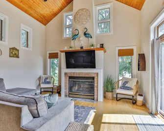 Blue Heron Oar’asis- 3BR Riverfront Hot Tub+ Kayaks - Schofield - Living room