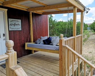 Romantic Granbury Cabin Ideal for a Texas Getaway - Granbury - Balcony