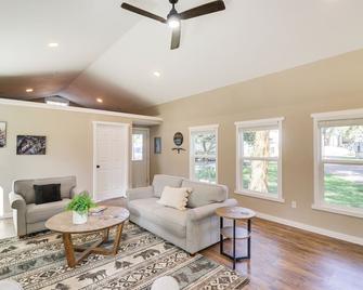 20 Mi to Glacier Natl Park Pet-Friendly Cabin - Columbia Falls - Living room