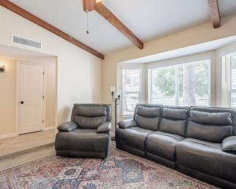 4-bedroom house in Gilbert - Remodeled Retreat - Gilbert - Living room