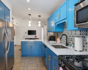Bowie Suite · Palm Springs Pool, Hot Tub, Kitchen - Palm Springs - Cucina