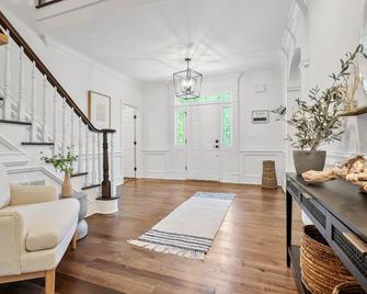 Newly Renovated Luxury Designer Farmhouse on a 35-Acre Farm, Private and Gated! - Pendergrass - Living room