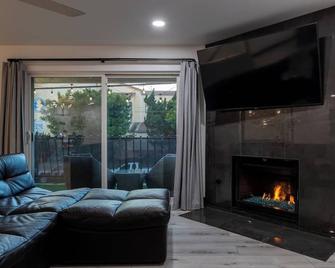 Modern San Pedro Home - San Pedro - Living room