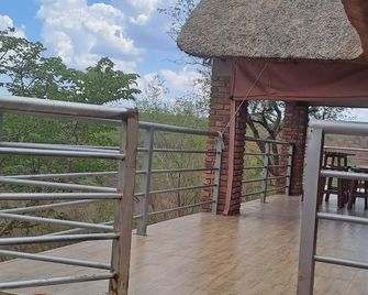The Irock Lodge - Victoria Falls - Balcón