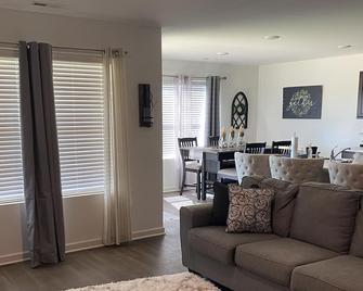 Brand New Villa Cozy And Comfortable Ua/ Uab Located In Vance, East Tuscaloosa - Tuscaloosa - Living room