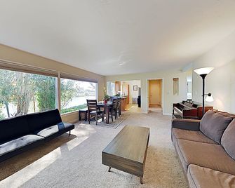 Private Beach House with amazing views of Shwan Lake and Twin Lakes Beach - Santa Cruz - Sala de estar