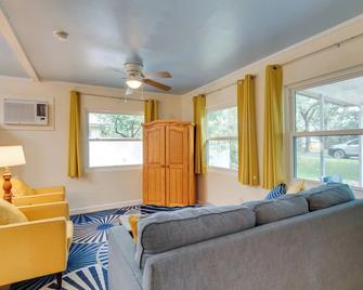 7 Mi to Gulf Home with Dock Access in Crystal River - Crystal River - Living room