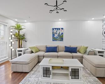 Experience Elevated Comfort: Luxe Breeze Townhouse. - Owings Mills - Wohnzimmer