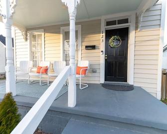 Edenton Historic District, Walk Downtown, Dogs Welcome, Fenced Yard! - Edenton - Patio