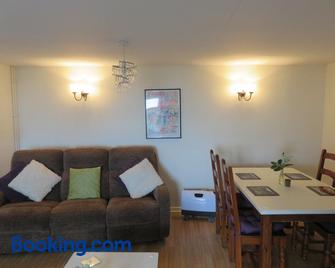 The Coach House Self Catering Apartments - Ballymena - Living room